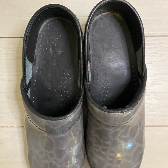 Sanita brand clogs in gray croc pattern size 38(6/2-7) - Picture 5 of 15